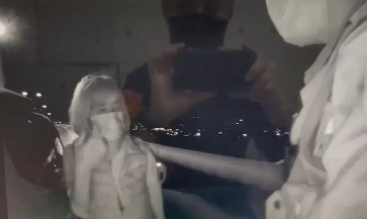 警員和婦人溝通，希望先幫她將車子開下匝道再讓她自己開。讀者提供