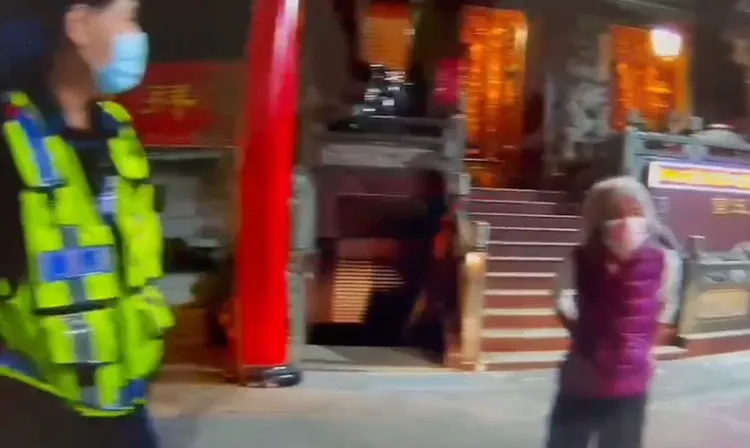 婦人到宮廟如廁及休息後自行駕車離去。讀者提供