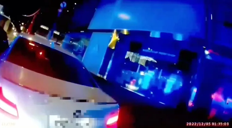 邱女酒後駕車，不慎自撞停車場牆壁。翻攝畫面