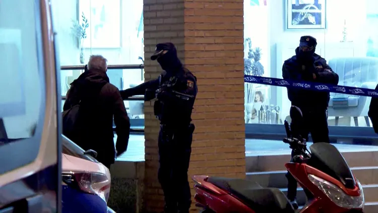 西班牙警方11月30日晚間在接獲郵包炸彈的建物外拉起封鎖線。路透社