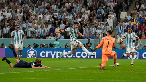 世界盃|狂奔過半場1打4 阿根廷阿瓦瑞茲完成「馬拉度納進球」