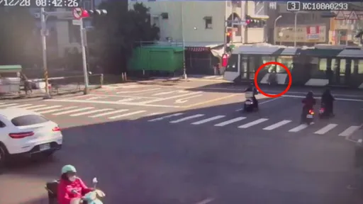 輕軌魔咒?高雄單車翁紅燈闖入跟它拼 人無恙落跑!下場曝