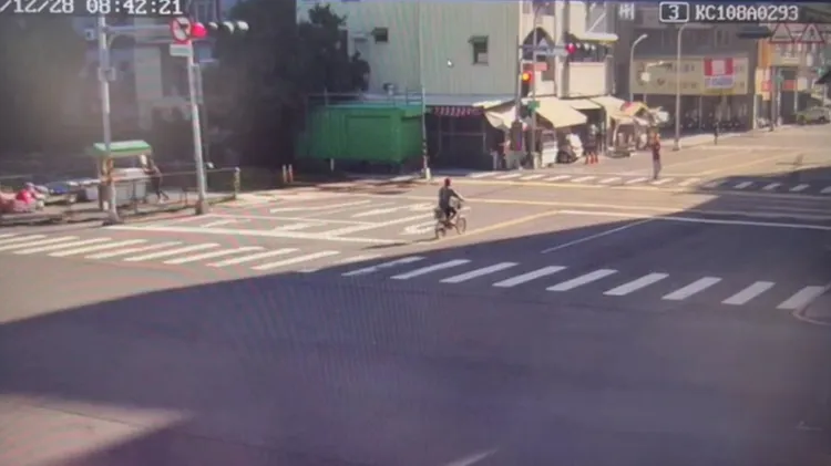 男子騎腳踏車闖紅燈。讀者提供