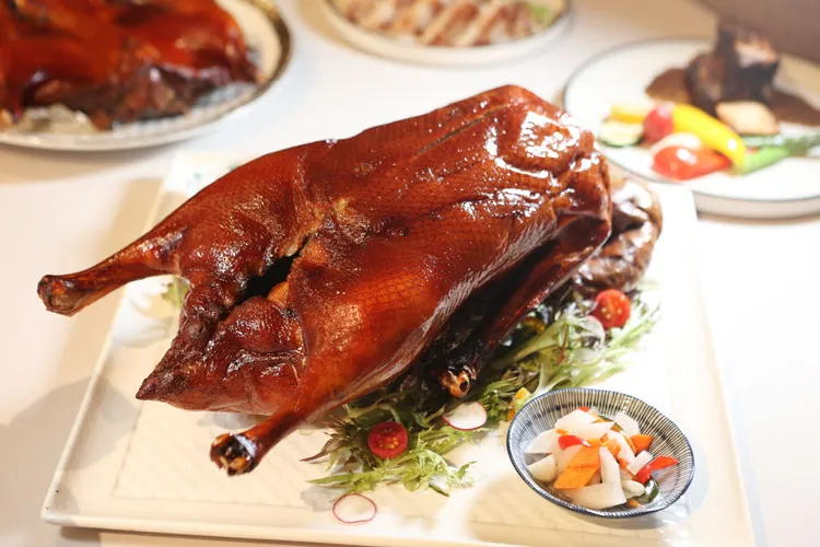 招牌必吃菜色「深井燒鵝」。翁玉信攝