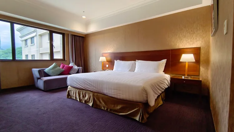 全館共有7款房型可供挑選，包含標準套房、豪華客房、雅緻兩小床、雅緻三人房、雅緻家庭房、尊榮套房與富士套房。翁玉信攝