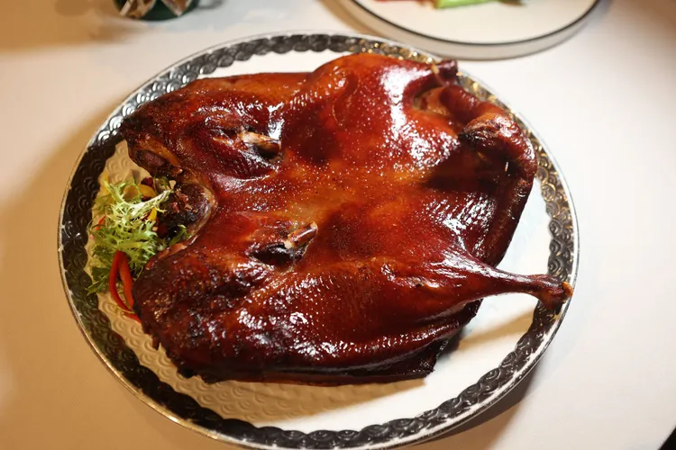 「富士爐烤琵琶鴨」，因成品酷似琵琶，故名為「琵琶鴨」。翁玉信攝