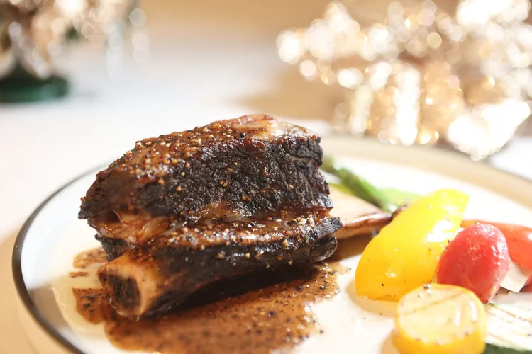 「富士牛小排」略帶焦香味，肉質相當軟嫩。翁玉信攝