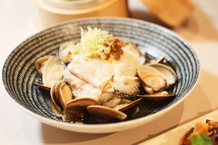 「油鹽水龍膽石斑」是一種源自香港漁家的簡易烹調手法。翁玉信攝