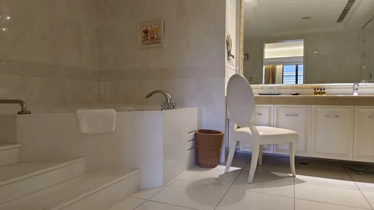 全館共有7款房型可供挑選，包含標準套房、豪華客房、雅緻兩小床、雅緻三人房、雅緻家庭房、尊榮套房與富士套房。翁玉信攝