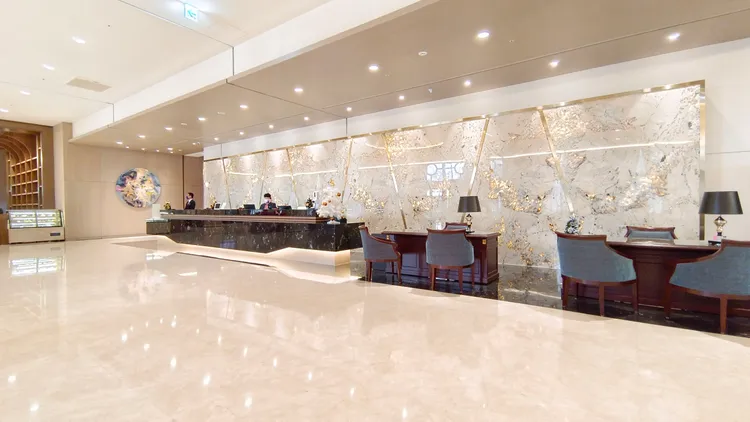 飯店Lobby8塊大理石與金箔相間紋理背板，象徵富士山的8大山脈。翁玉信攝