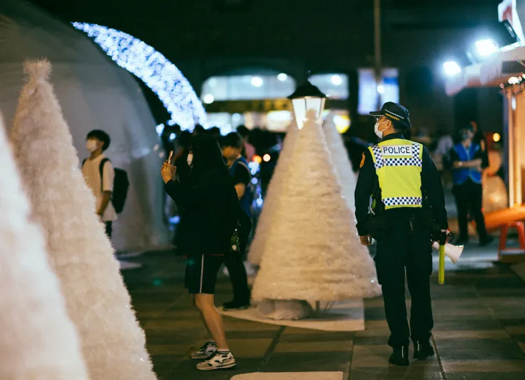 演唱會當日人潮疏導將採行分階段分流管制，並安排充足人力佈署，隨時掌控現場狀況因應。新北觀旅局提供