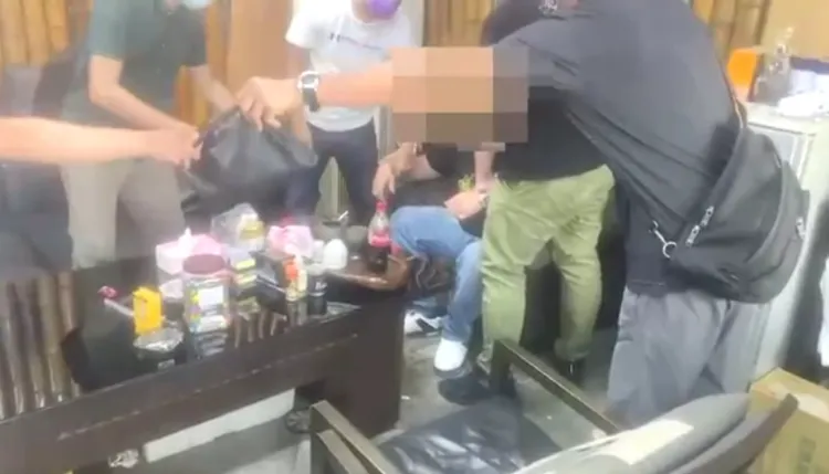 警方持搜索票到青堂堂口逮人。翻攝畫面