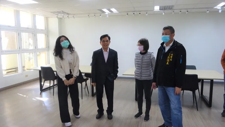 明天都將卸任的市議員吳敏濟與社會局長彭懷真前天一起視察將完工啟用的山海屯女兒館與外埔公托中心。市議員吳敏濟提供