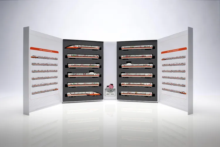 以雙開手工精裝盒包裝。業者提供