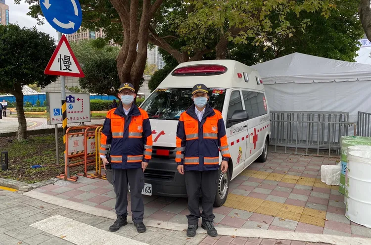 消防局配合衛生局規劃的醫護站，支援救護人車及市府南側等3處派駐機動待命救護人員。翻攝畫面