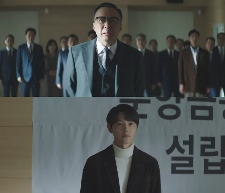 李星民（上圖）吞了藥及時出現在理事會，讓宋仲基順利當上順洋金融子公司的老闆。翻攝friDay影音