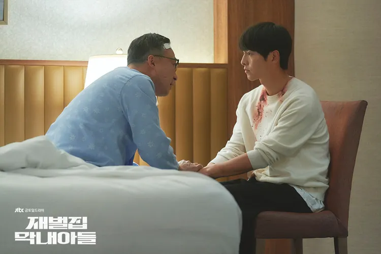 李星民（左）劇中支持小孫子宋仲基當金融子公司老闆，卻遭遇大卡車襲擊。翻攝JTBC