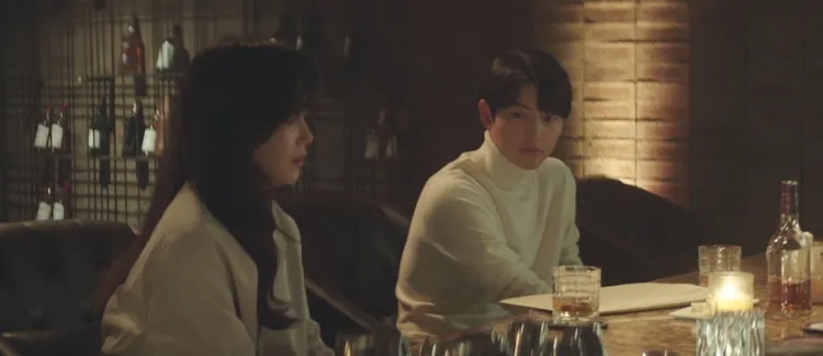 宋仲基（右）打算停止調查車禍，並未告訴申鉉彬指使者的身分，2人感情恐受阻。翻攝friDay影音