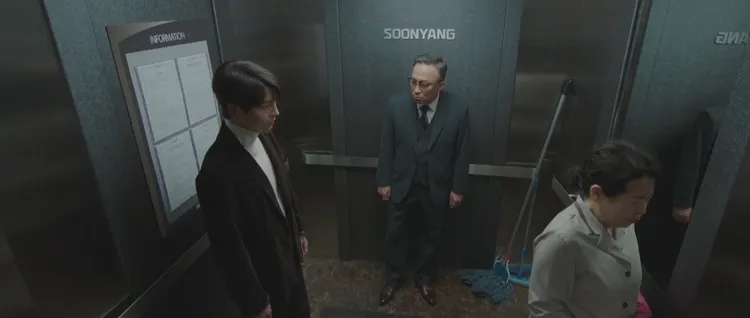 李星民（中）對於宋仲基出面解圍感到不滿，在電梯裡破口大罵。翻攝friDay影音