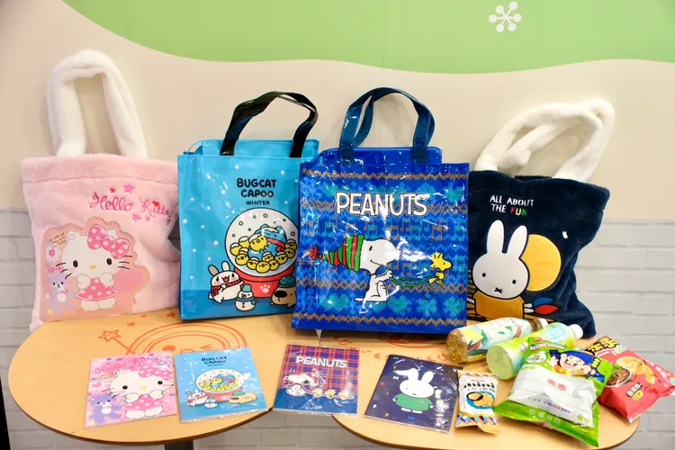 299元福袋共有4款，每款皆有肖像專屬背包及筆記本，另附零食、飲料、優惠券等。陳志淵攝