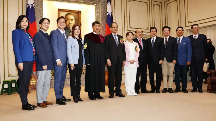 民進黨團及民眾黨團立委們出席，力挺黨籍新科立委陳靜敏、陳琬惠。葉志明攝