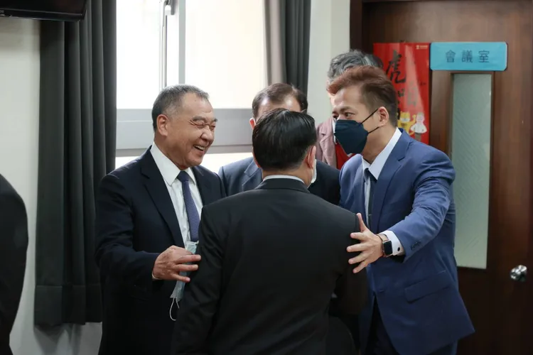 邱國正上午率國防部人員拜會民眾黨團，看起來心情相當愉快。民眾黨提供