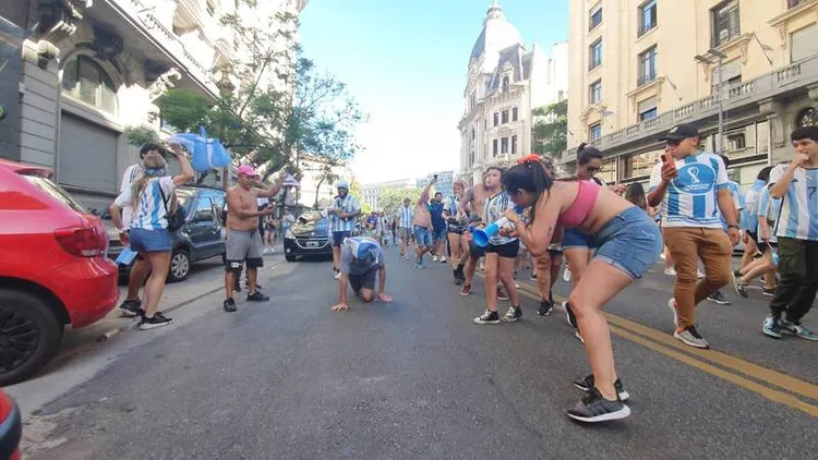 家人陪同他從阿根廷總統府玫瑰宮一路跪拜爬向方尖碑，還願實踐在卡達世界盃前祈求贏得第3座冠軍。中央社