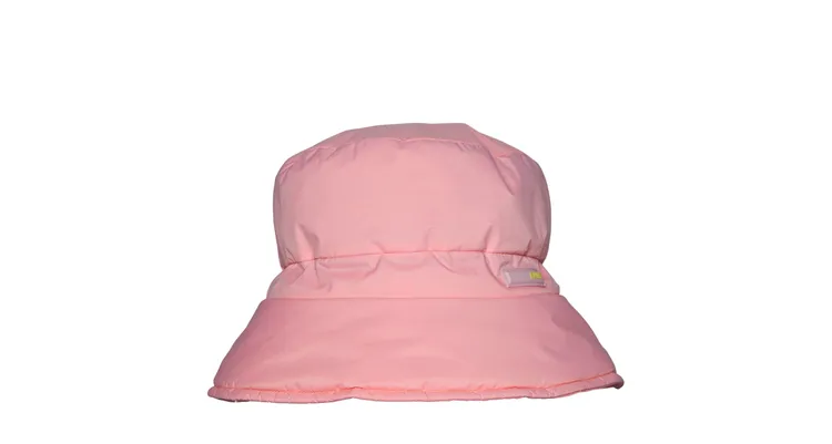 蜜糖粉尼龍鋪棉水桶帽，2380元。品牌提供
