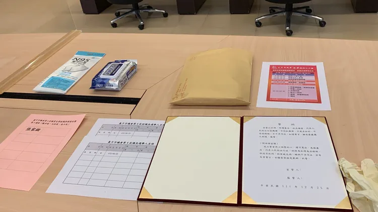 確診市議員張家銨在「確診議員專區」內座位已經備妥，防疫用品與簽到簿、宣誓詞與投票區都已經備妥。曾雪蒨攝