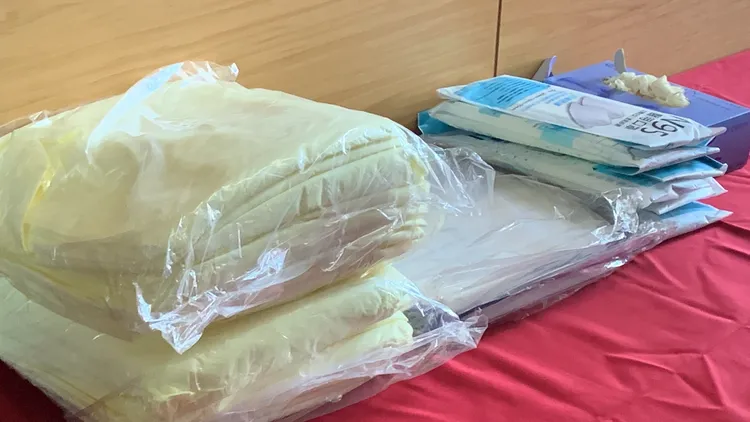 進入市議會前長桌備有20套防護衣、N95口罩、防護頭罩、手套提供市議員取用。曾雪蒨攝