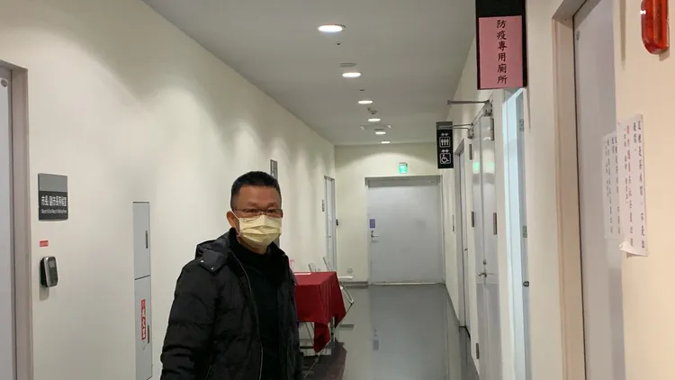 市議會也將議事堂後方的廁所改為防疫專用，提供確診市議員張家銨使用。曾雪蒨攝