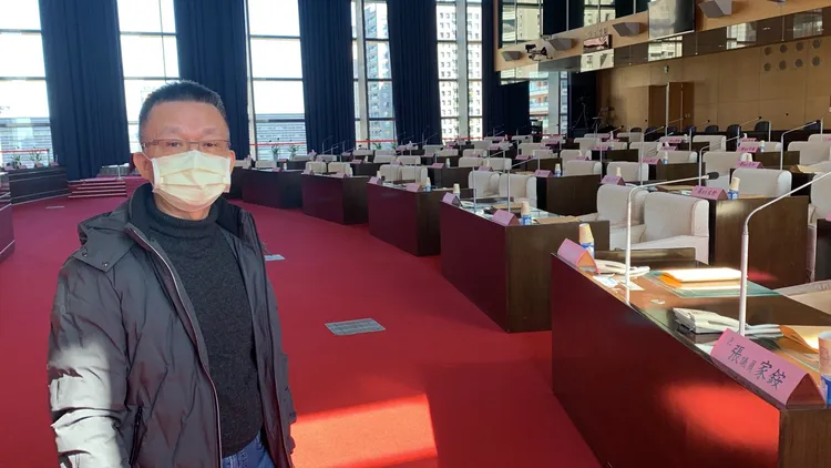 台中市議會秘書長彭乾銘說，市議員張家銨因為確診，投票順序將由會議主持人宣布延到最後投票。曾雪蒨攝