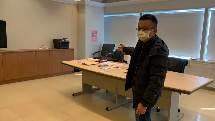 彭乾銘秘書長說銘確診議員專區內設有兩張椅子，一張是張家銨使用，另一張備用。曾雪蒨攝