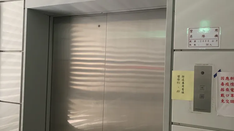 張家銨明天把車停在市議會地下停車場，將搭乘專梯直達議員確診專區。曾雪蒨攝