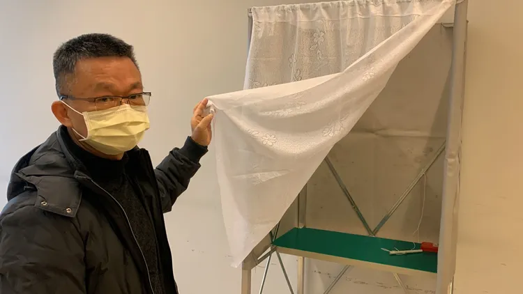 秘書長彭乾銘說銘張家銨明天將在確診專區內，戴上手套行駛選舉正副議長的權利。曾雪蒨攝