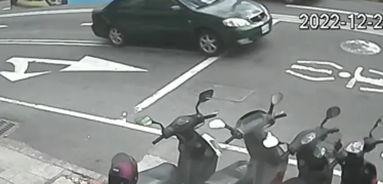 警方驅車追捕。民眾提供