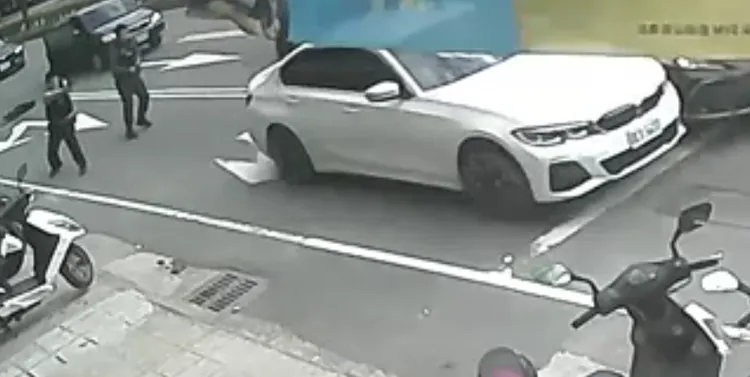 嫌犯駕車逃逸警方開槍。民眾提供