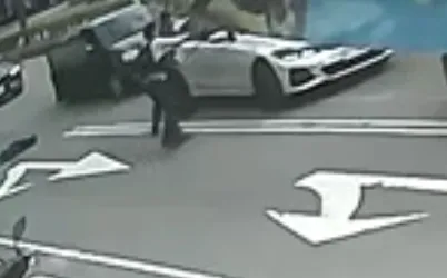 警方以槍指向嫌犯座車、並以警棍敲打車窗。民眾提供