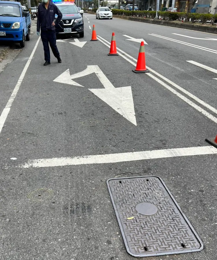 嫌犯驅車疾駛逃逸，路面留下明顯磨擦痕跡。民眾提供