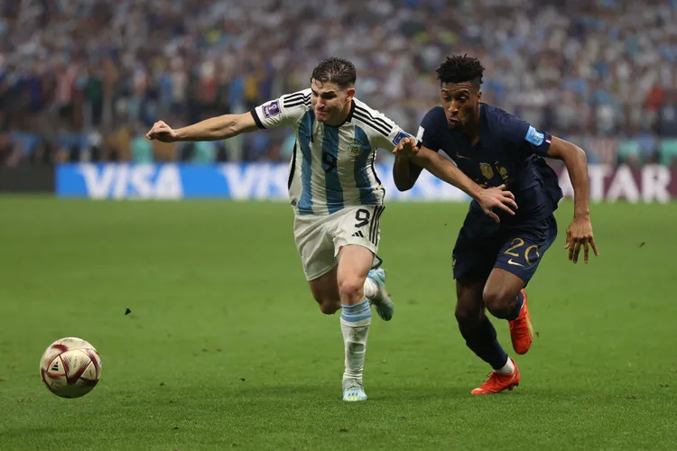 阿爾瓦雷茲踢球時就把梅西當偶像。法新社