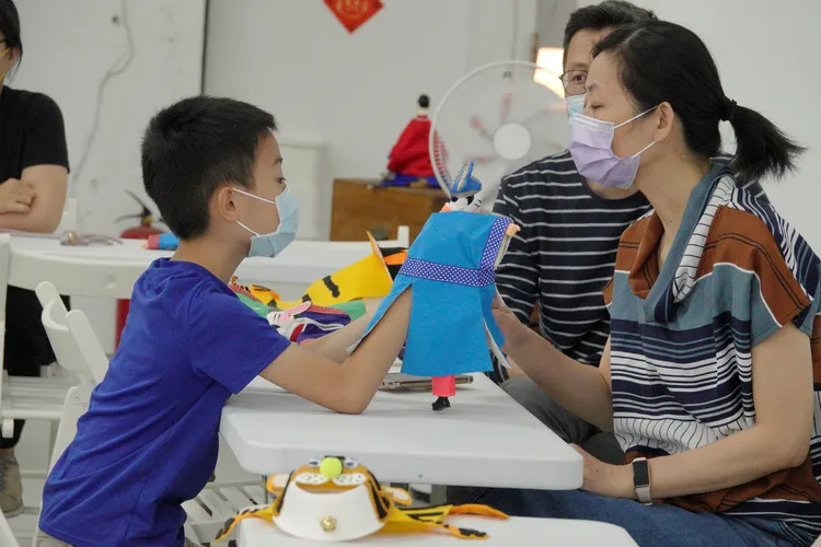 「台北市大稻埕創意街區發展協會」展出尪仔鬥陣與戲偶DIY。新竹生活美學館提供