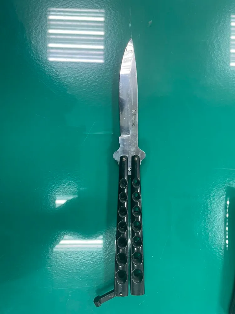 警方在陳男身上搜出刀具。警方提供