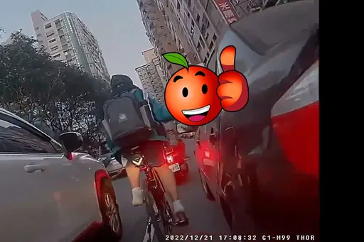 「單車弟」見併排違停使出正義之掌！　網友看完嗨讚：英雄出少年