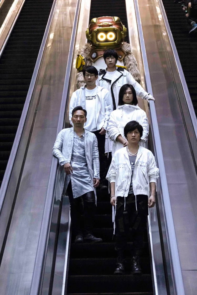 五月天帶巨型喵星人遊覽地球。相信提供