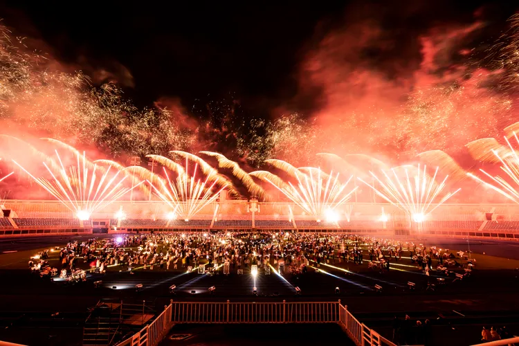 五月天率領千人樂團演出。相信提供