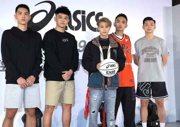 王子（中）與ASICS贊助的台灣職籃聯盟P. LEAGUE+球隊的桃園璞園領航猿球員合照。陳明中攝