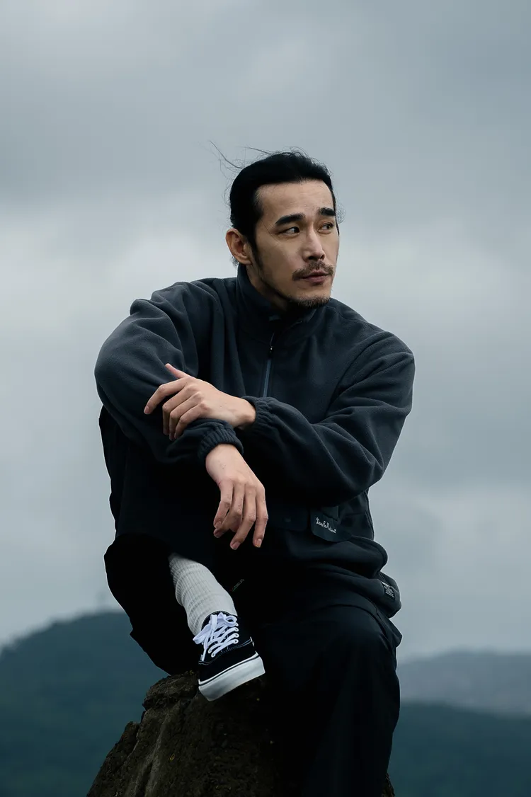 黃騰浩成熟詮釋Deus Ex Machina「POWDER TOOLS-日本支線」。DEUS TAIWAN提供