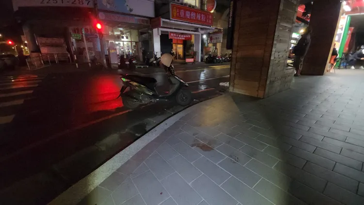 板橋新海路與裕民路口的人行道上留有血跡。黃仲瑜攝