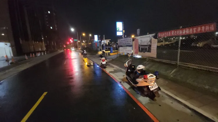 事發地點的停車場出入口，警方還在調閱監視器。黃仲瑜攝