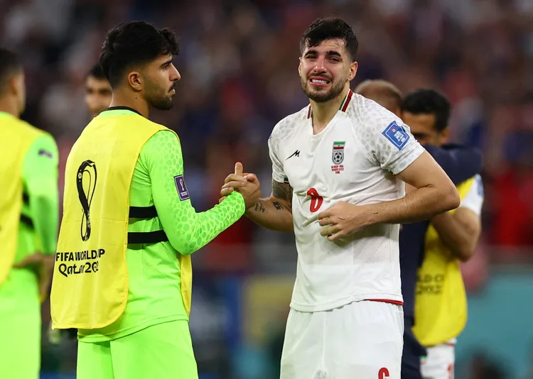 伊朗足球隊敗給美國隊後，埃札圖拉希（白衣）痛哭失聲。美聯社